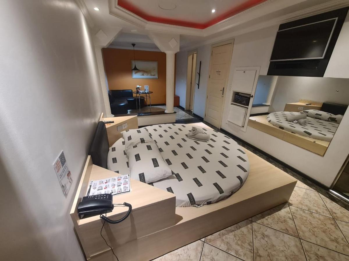 Love hotel Sense (adults Only)